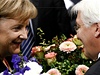 Angela Merkelová pijímá gratulace od Franka Walthera Steinmeira